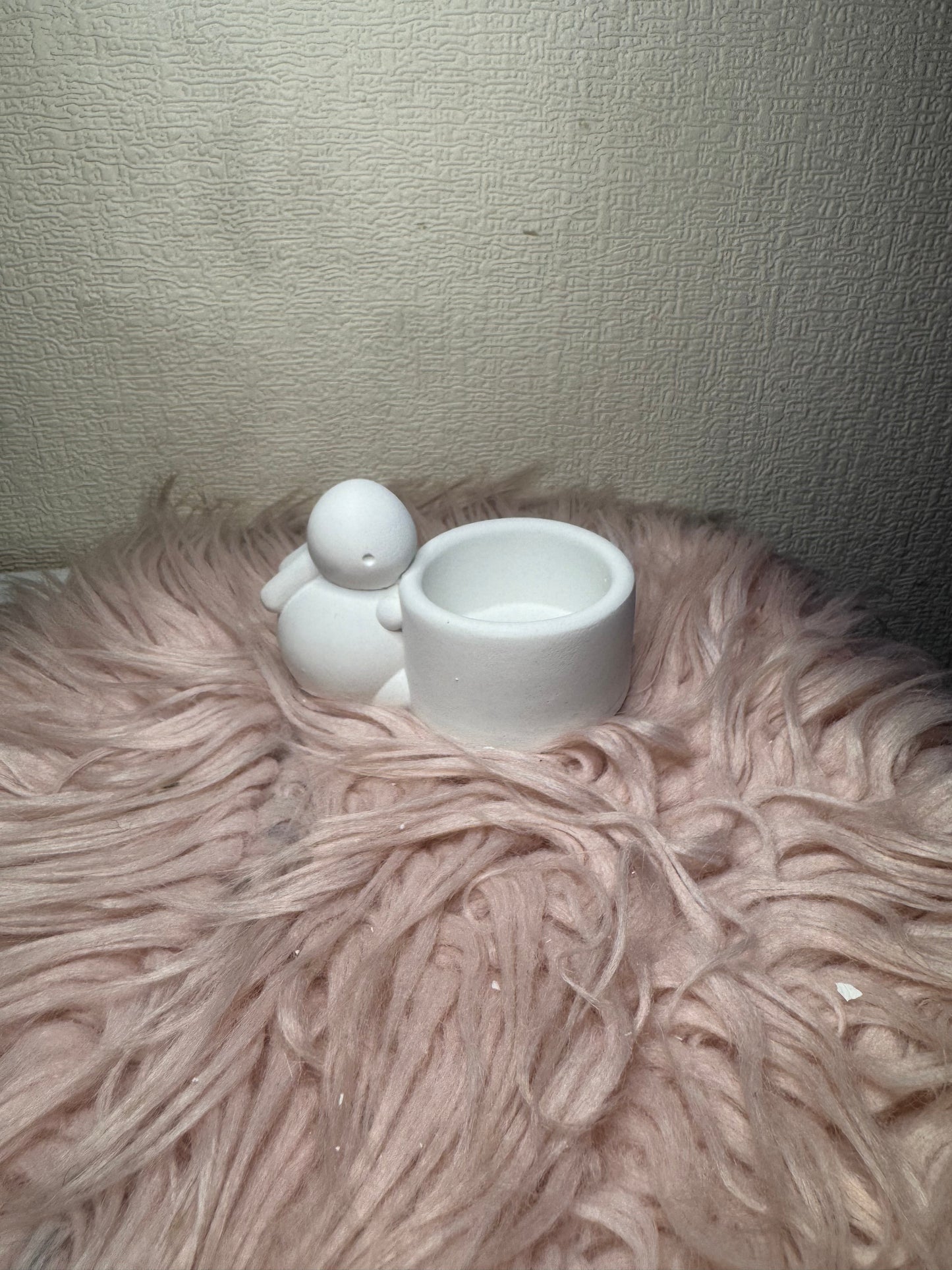 Hase mit kleiner Schale
