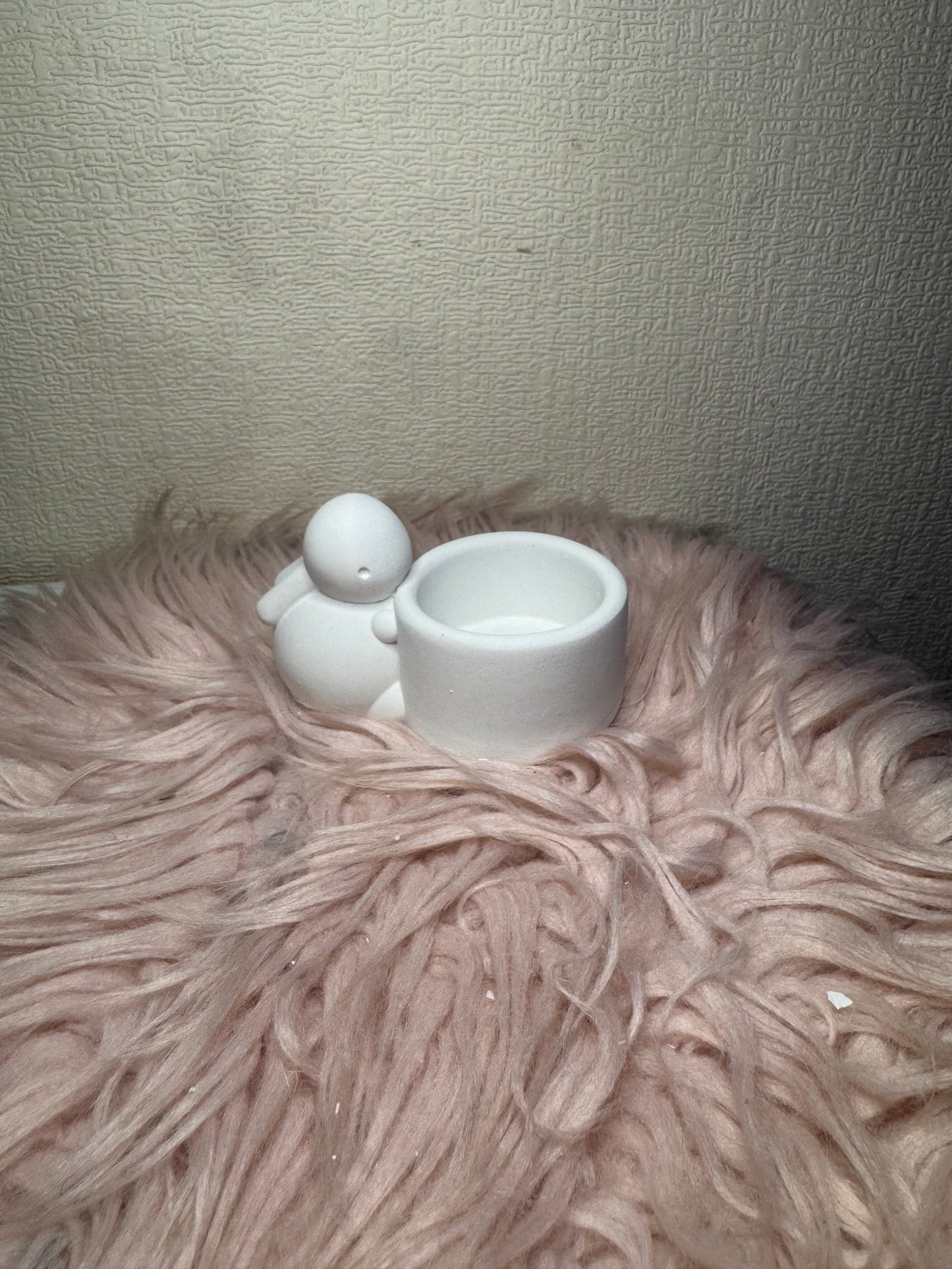 Hase mit kleiner Schale