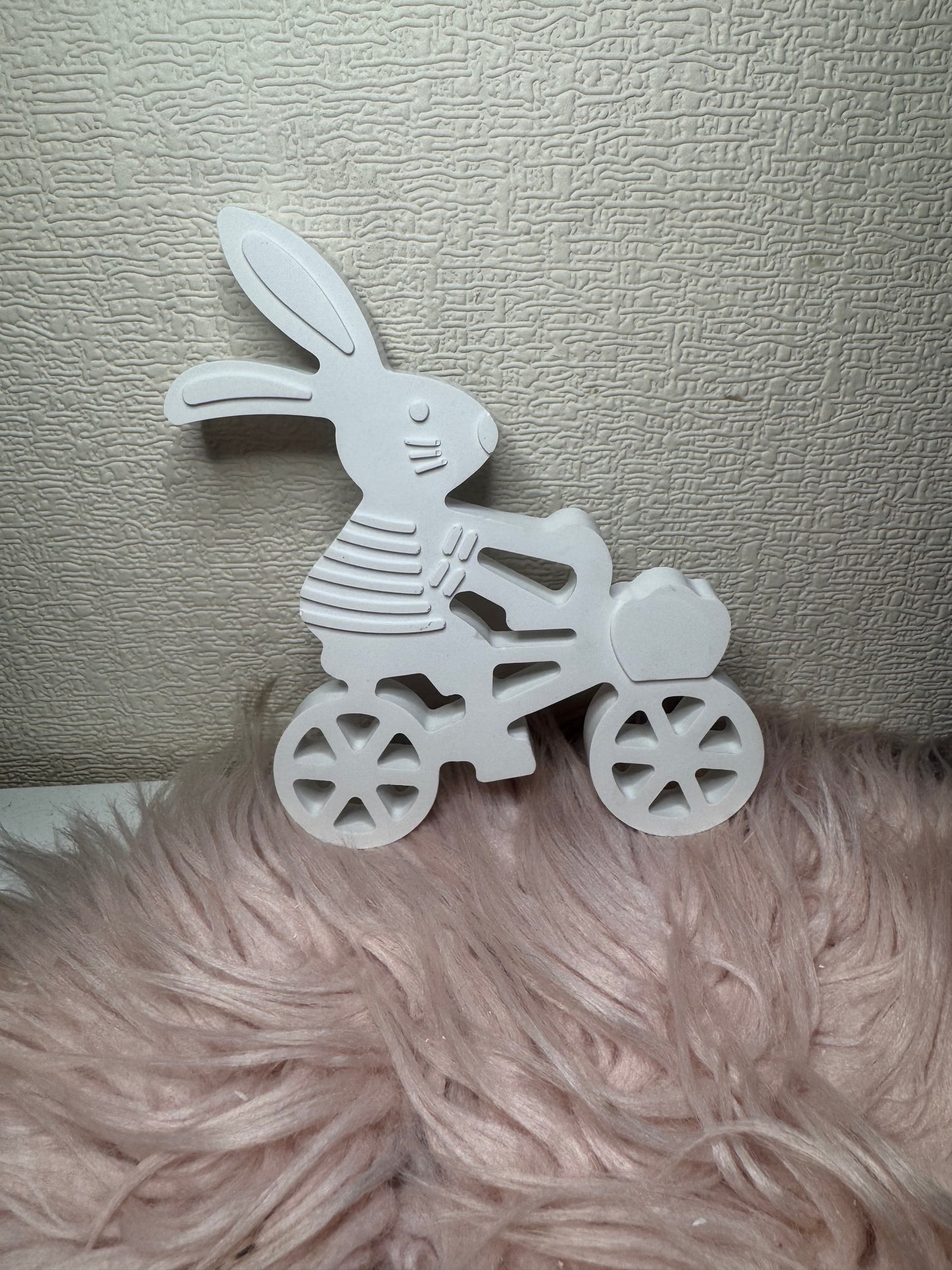 Osterhase auf den Fahrrad