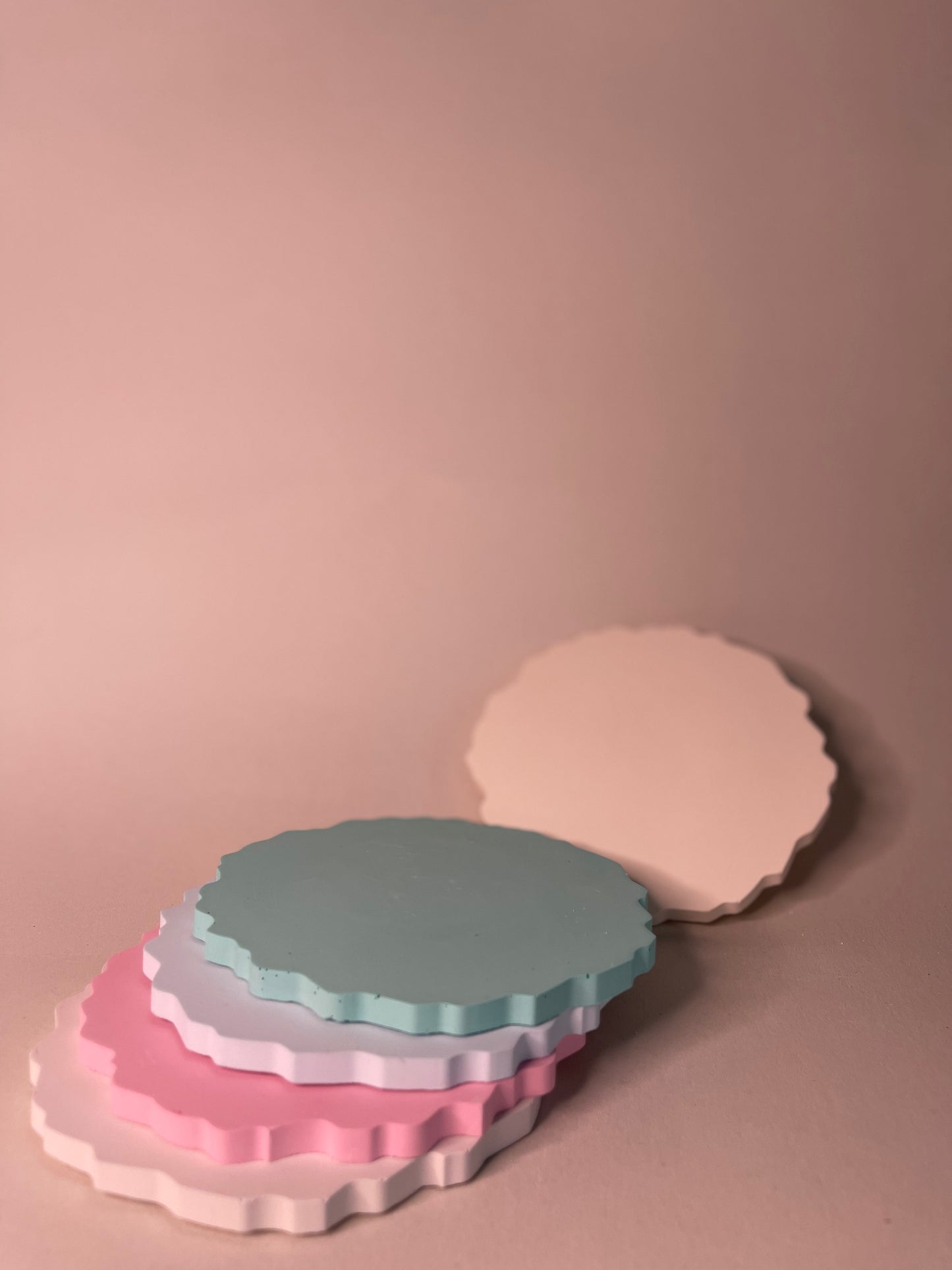 runde Untersetzer, handgemachte Untersetzer, Platten aus Gips, Tischschutz, Gipsuntersetzer, runde Dekorplatten, Tischuntersetzer aus Gips, runde Platten für Dekoration, kleine Luftblasen, farbige Unterschiede, individuelle Untersetzer, einzigartige Tischuntersetzer, runde Gipsplatte, kreative Tischdeko.