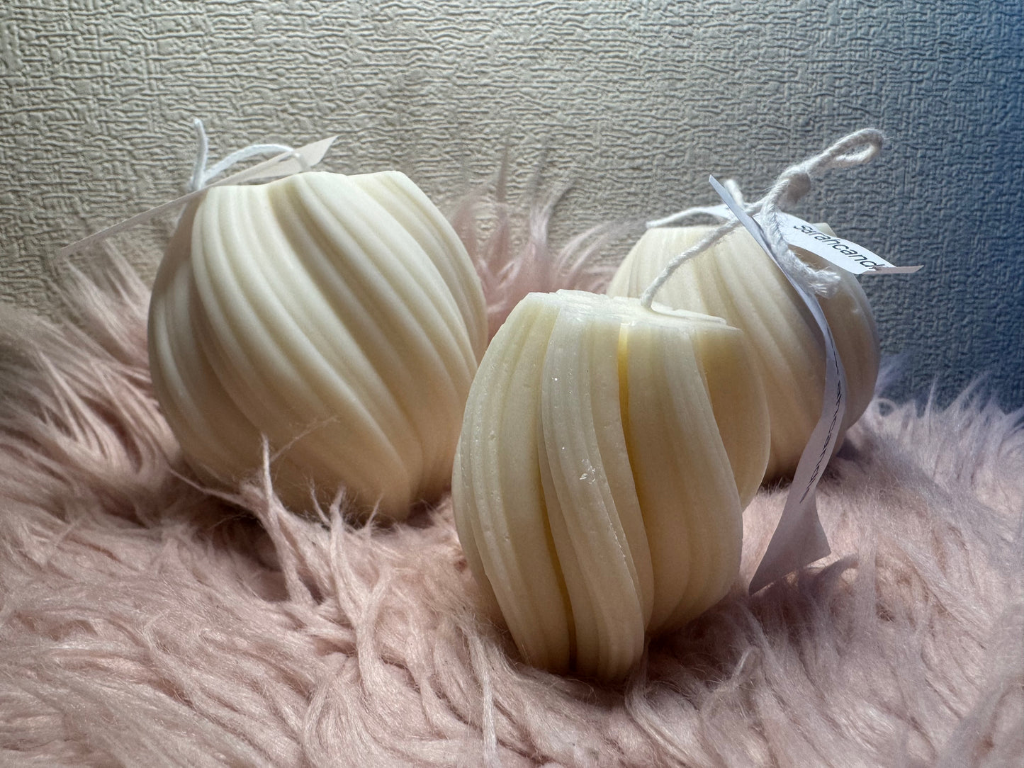 Schwimmkerzen, Rapswachs, handgemachte Kerzen, Baumdocht, Naturkerzen, marmorierte Kerzen, dekorative Kerzen, nachhaltige Kerzen, Duftkerzen, festliche Dekoration, ökologische Kerzen, vegane Kerzen, Handwerkskerzen, Kerzen für Weihnachten, Marbled candles