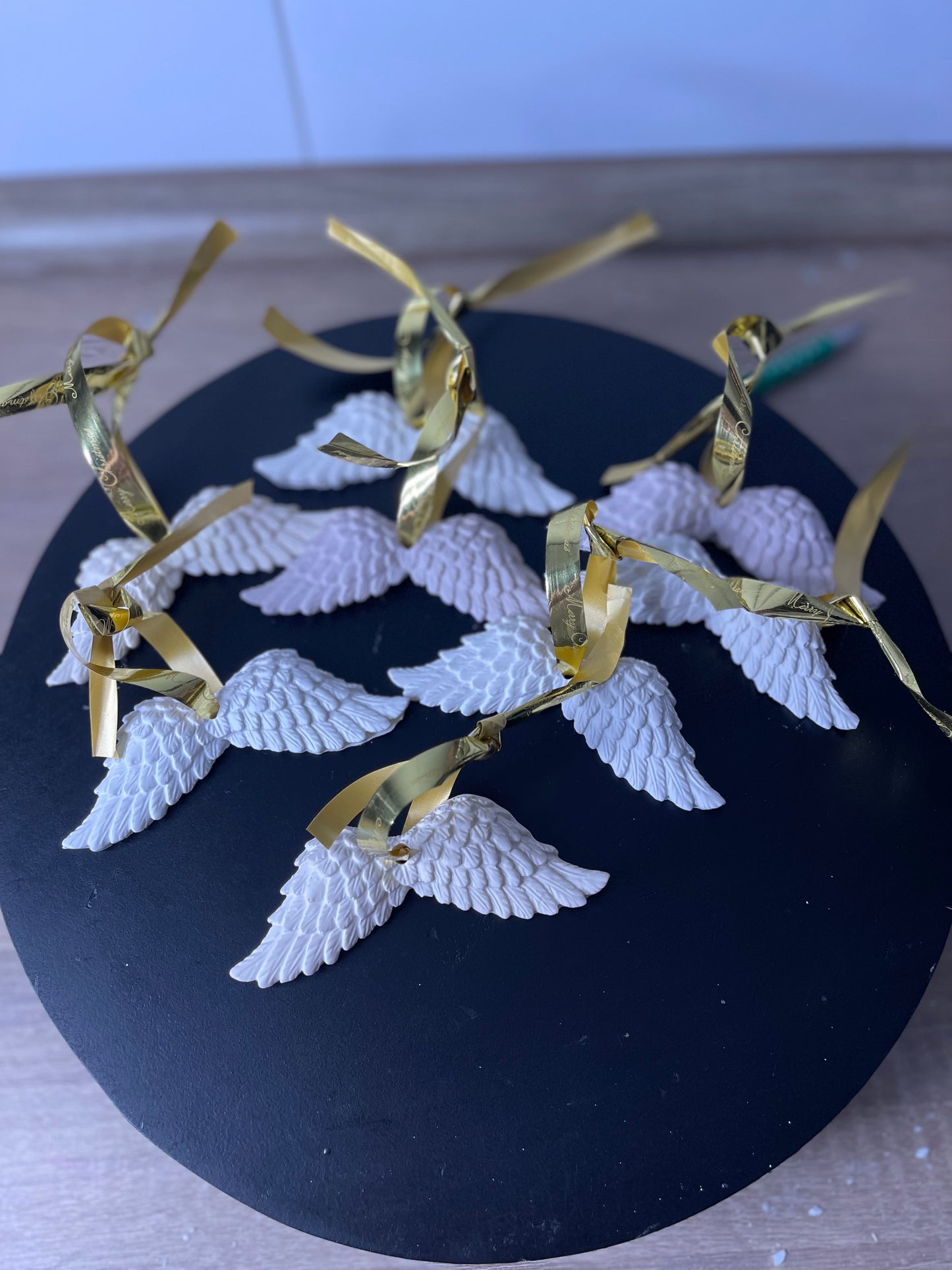 Weihnachtsbaum Deko, Engel Flügel Ornamente, handgefertigte Weihnachtsdeko, Gips Deko Weihnachten, Engel Anhänger 3er-Set, festliche Baumdekoration, Weihnachtsbaum Engel Set, elegante Weihnachtsornamente, Gips Engel Flügel, handgemachte Baumdekoration