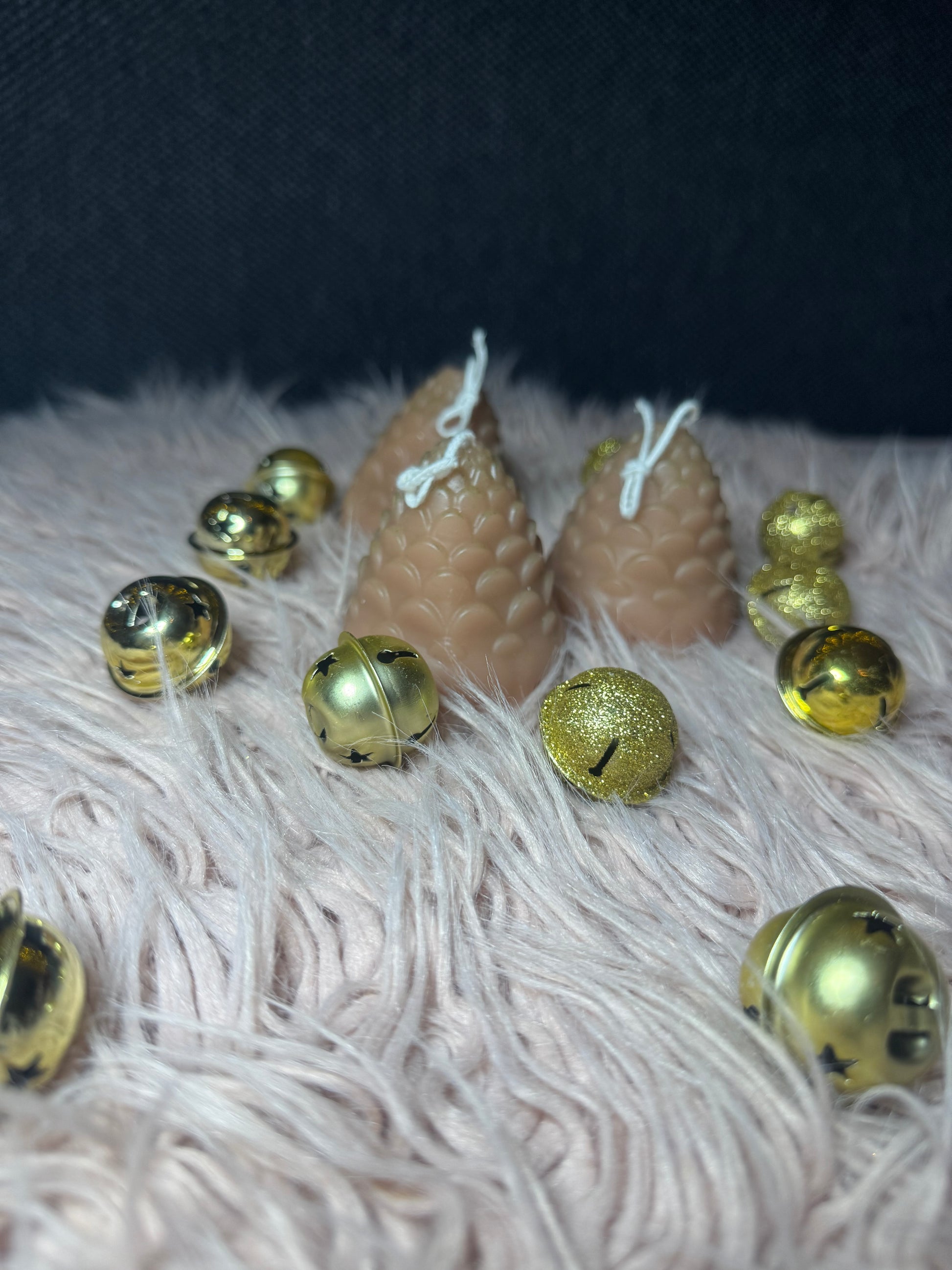 Tannenzapfen-Kerzen, handgemachte Weihnachtsdeko, 3er Set Tannenzapfen, Winterdeko Ideen, natürliche Dekoration, Paraffinwachs-Kerzen, umweltfreundlicher Baumwoll-Docht, Geschenkideen Weihnachten, stimmungsvolle Dekoration, Adventsschmuck