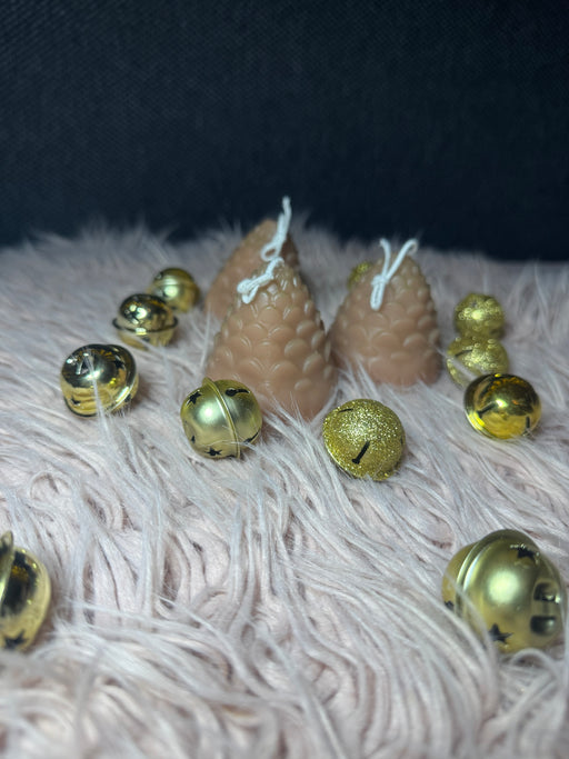 Tannenzapfen-Kerzen, handgemachte Weihnachtsdeko, 3er Set Tannenzapfen, Winterdeko Ideen, natürliche Dekoration, Paraffinwachs-Kerzen, umweltfreundlicher Baumwoll-Docht, Geschenkideen Weihnachten, stimmungsvolle Dekoration, Adventsschmuck