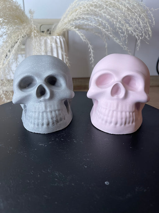 Totenkopf-Dekoration, Schädel-Deko, Gothic Wohnaccessoires, handgefertigte Deko, Schädel-Figuren, Halloween-Deko Schädel, Totenkopf Kunst, Wohnzimmer Totenkopf, Schädel für Gothic-Stil, Deko-Schädel Gips, Totenkopf mit Details, einzigartige Schädel-Deko