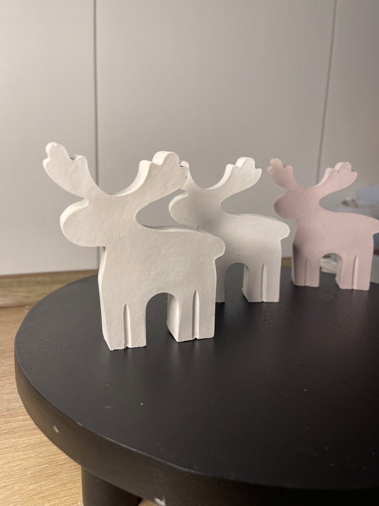 Rentierfigur, Rentier kaufen, Weihnachtsdekoration Rentier, Rentier Skulptur, Deko Rentier modern, Geschenkidee Weihnachten Rentier, handgemachte Rentierfigur, nachhaltige Deko Weihnachten, Rentier aus Gibs, dekorative Rentier-Statue, Rentier für Zuhause, winterliche Deko Rentier, Rentier mit natürlichem Look.

