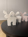 Rentierfigur, Rentier kaufen, Weihnachtsdekoration Rentier, Rentier Skulptur, Deko Rentier modern, Geschenkidee Weihnachten Rentier, handgemachte Rentierfigur, nachhaltige Deko Weihnachten, Rentier aus Gibs, dekorative Rentier-Statue, Rentier für Zuhause, winterliche Deko Rentier, Rentier mit natürlichem Look.

