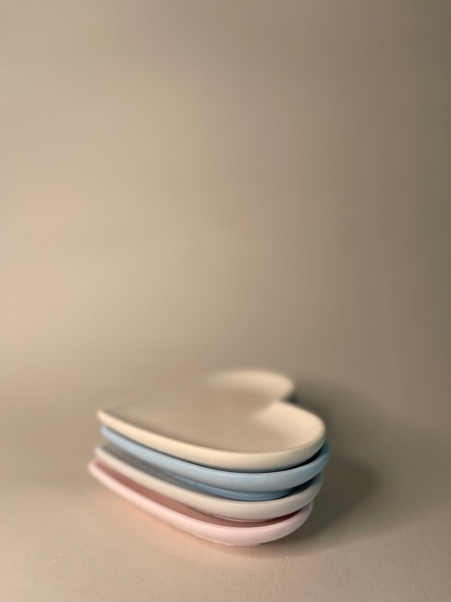 Dekoteller, Herzform Teller, Gipsmischung Dekoration, Handgemachte Teller, Herz Dekor, Gips Herz Deko, Gips Teller, Einzigartige Geschenke, Platten Deko, Kunsthandwerk Deko, Schalen Herzform, Dekoteller für Zuhause, Dekorative Herzschalen, Handgemachte Wohnaccessoires, Herz Dekoartikel, Kreative Geschenke