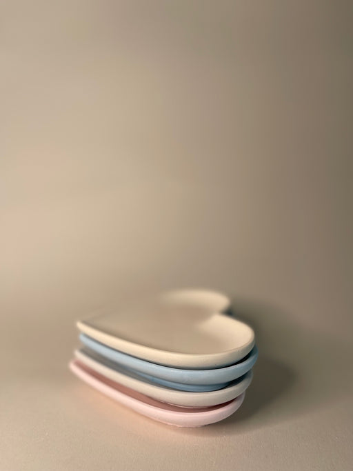 Dekoteller, Herzform Teller, Gipsmischung Dekoration, Handgemachte Teller, Herz Dekor, Gips Herz Deko, Gips Teller, Einzigartige Geschenke, Platten Deko, Kunsthandwerk Deko, Schalen Herzform, Dekoteller für Zuhause, Dekorative Herzschalen, Handgemachte Wohnaccessoires, Herz Dekoartikel, Kreative Geschenke
