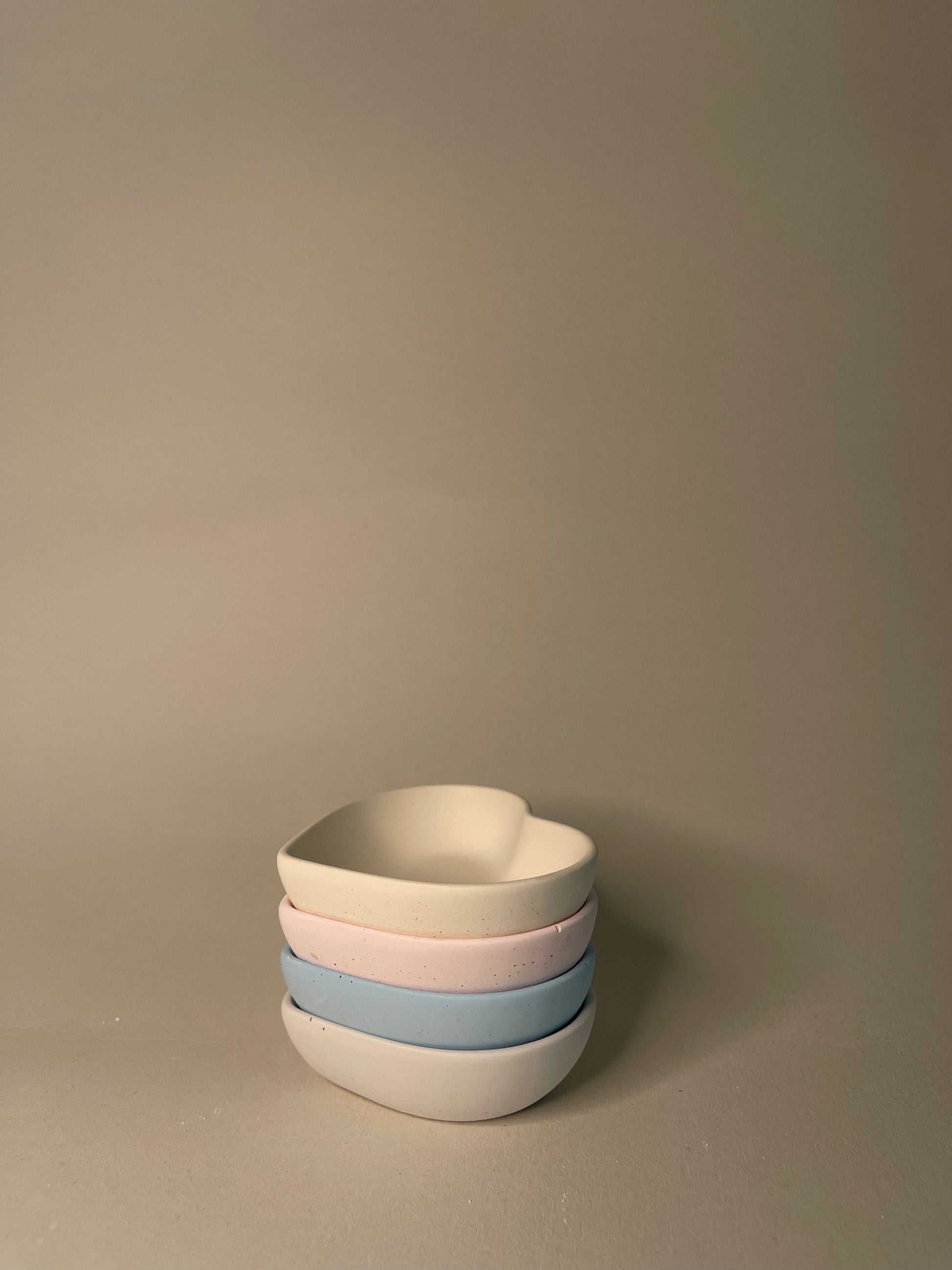 Herzschale, Gipsmischung Schale, dekorative Schale, handgefertigte Herzschale, Schale mit Luftbläschen, Unikat Schale, Heimdekoration, kleine Herzschale, handgemachte Schale, Geschenkidee Herzschale, Schale aus Gips, Farbabweichungen Schale, Schale zum Dekorieren, Tischdekoration Schale