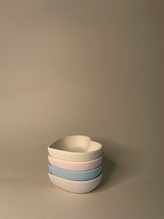 Herzschale, Gipsmischung Schale, dekorative Schale, handgefertigte Herzschale, Schale mit Luftbläschen, Unikat Schale, Heimdekoration, kleine Herzschale, handgemachte Schale, Geschenkidee Herzschale, Schale aus Gips, Farbabweichungen Schale, Schale zum Dekorieren, Tischdekoration Schale