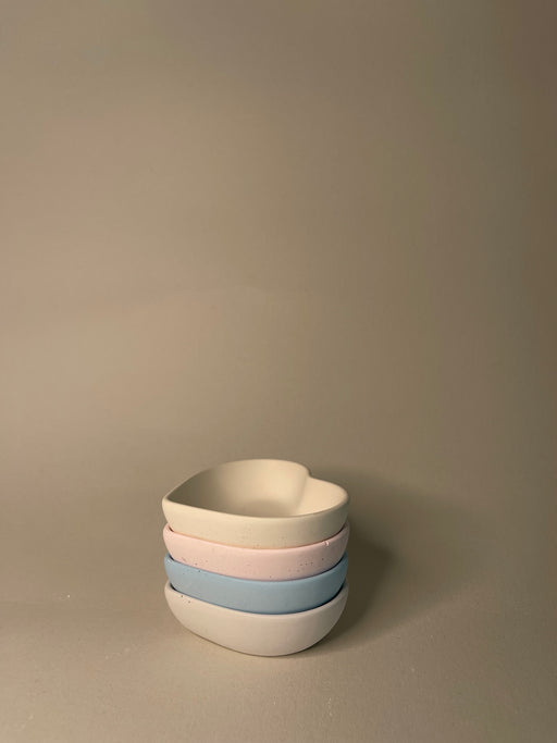 Herzschale, Gipsmischung Schale, dekorative Schale, handgefertigte Herzschale, Schale mit Luftbläschen, Unikat Schale, Heimdekoration, kleine Herzschale, handgemachte Schale, Geschenkidee Herzschale, Schale aus Gips, Farbabweichungen Schale, Schale zum Dekorieren, Tischdekoration Schale