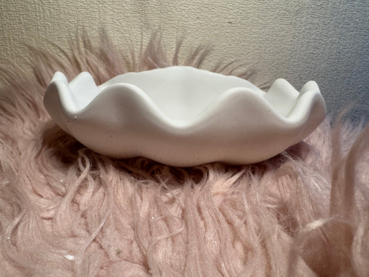 Muschelvase, Vase Muschelform, dekorative Vasen, maritime Dekoration, handgefertigte Vasen, Vasen für Wohnzimmer, Wohnaccessoires, moderne Vasen, Boho-Deko, Gibsmischung Vase, Muscheldekoration, Dekoobjekte, exklusive Vasen, Tischdekoration, skandinavischer Stil, minimalistische Vase, Muschel-Deko, Designer-Vase, Muschel-Vase kaufen, stilvolle Vasen, Dekoideen Wohnzimmer