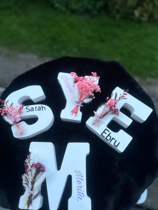 Buchstaben aus Trockenblumen, personalisierte Dekoration, Trockenblumen Buchstabe kaufen, individuelle Keraflott Buchstaben, handgemachte Trockenblumendeko, Deko Geschenkideen, nachhaltige Dekoration, Blumen Buchstabe bestellen, Trockenblumen Hochzeit, einzigartige Wanddeko