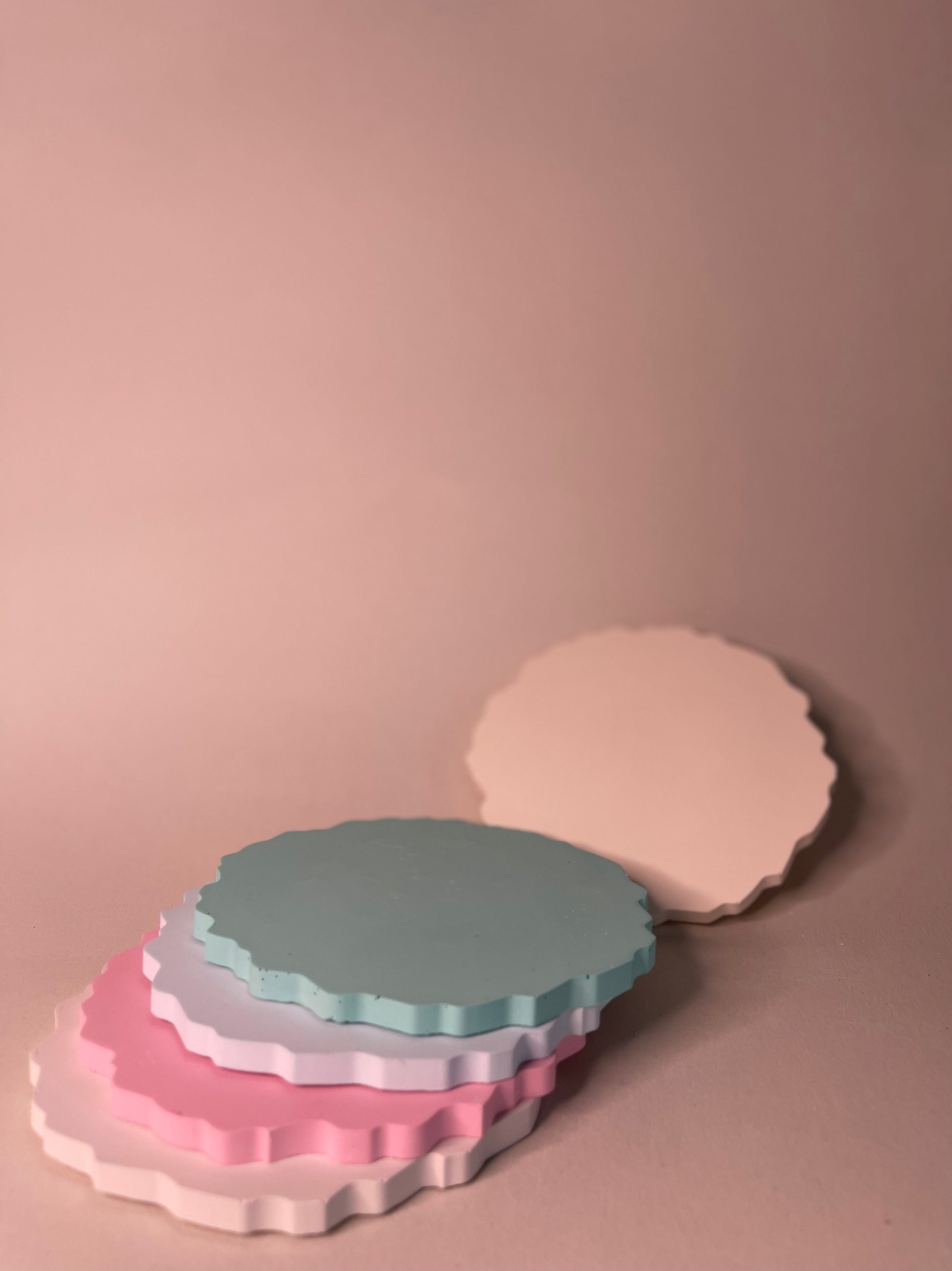 runde Untersetzer, handgemachte Untersetzer, Platten aus Gips, Tischschutz, Gipsuntersetzer, runde Dekorplatten, Tischuntersetzer aus Gips, runde Platten für Dekoration, kleine Luftblasen, farbige Unterschiede, individuelle Untersetzer, einzigartige Tischuntersetzer, runde Gipsplatte, kreative Tischdeko.