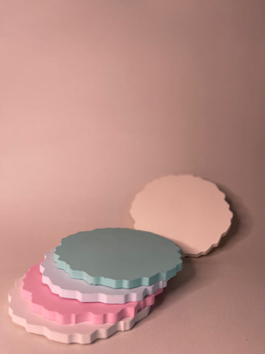runde Untersetzer, handgemachte Untersetzer, Platten aus Gips, Tischschutz, Gipsuntersetzer, runde Dekorplatten, Tischuntersetzer aus Gips, runde Platten für Dekoration, kleine Luftblasen, farbige Unterschiede, individuelle Untersetzer, einzigartige Tischuntersetzer, runde Gipsplatte, kreative Tischdeko.