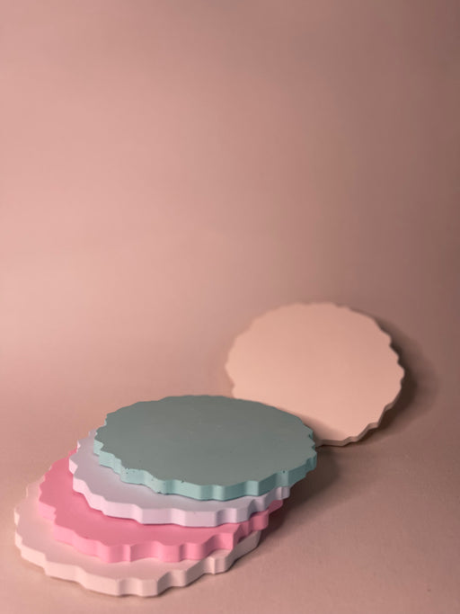 runde Untersetzer, handgemachte Untersetzer, Platten aus Gips, Tischschutz, Gipsuntersetzer, runde Dekorplatten, Tischuntersetzer aus Gips, runde Platten für Dekoration, kleine Luftblasen, farbige Unterschiede, individuelle Untersetzer, einzigartige Tischuntersetzer, runde Gipsplatte, kreative Tischdeko.