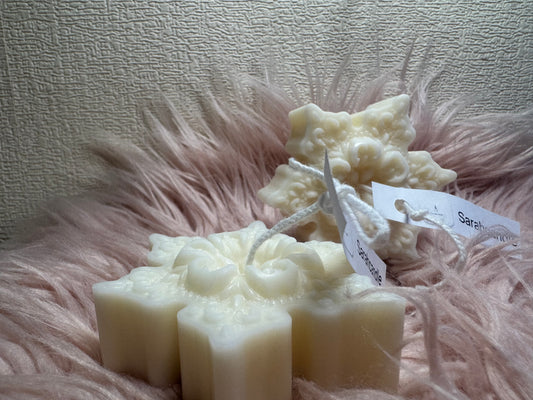 Schneeflocken-Kerzen, handgemachte Kerzen, Weihnachtsdeko, Rapswachskerzen, Baumwolldocht, Winterkerzen, natürliche Kerzen, nachhaltige Kerzen, Weihnachtsgeschenk, festliche Dekoration