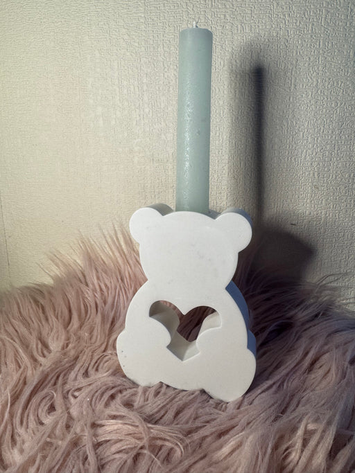 Teddybären-Kerzenständer, Kerzenhalter aus Gips, handgemachte Deko, niedliche Wohnaccessoires, Geschenkideen, kreative Dekoration, Kerzenhalter Design, Wohnraumdeko, Teddybär Kerzenständer, Dekoration mit Kerzen